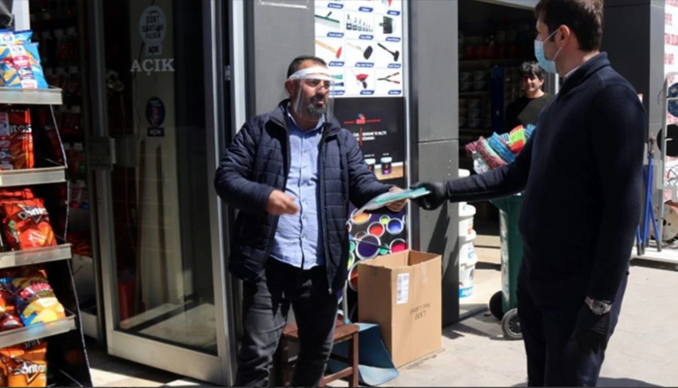 ÇERKEZKÖY'Ü KAPI KAPI GEZEREK VATANDAŞLARIMIZA MASKE DAĞITIYORUZ